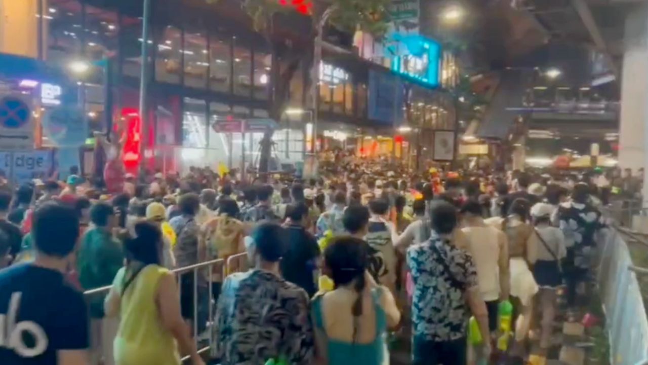 ปิดจ๊อบ 'สงกรานต์สีลม 2569' สั่งยุติเล่นน้ำแล้ว นักท่องเที่ยวทยอยเดินทางกลับ