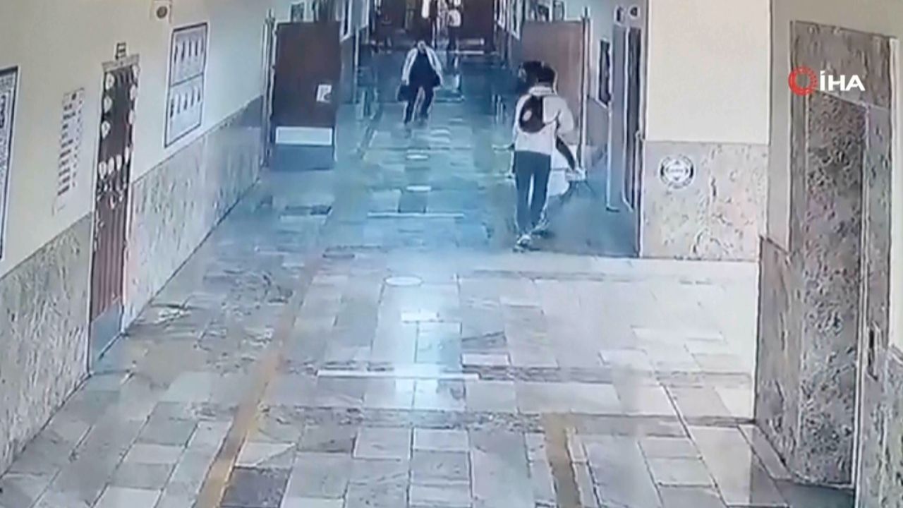 เผยคลิปสะเทือนขวัญ วัยรุ่น 18 ก่อเหตุกราดยิงในโรงเรียนตุรกี เจ็บ 16 ราย ก่อนยิงตัวตาย (คลิป)