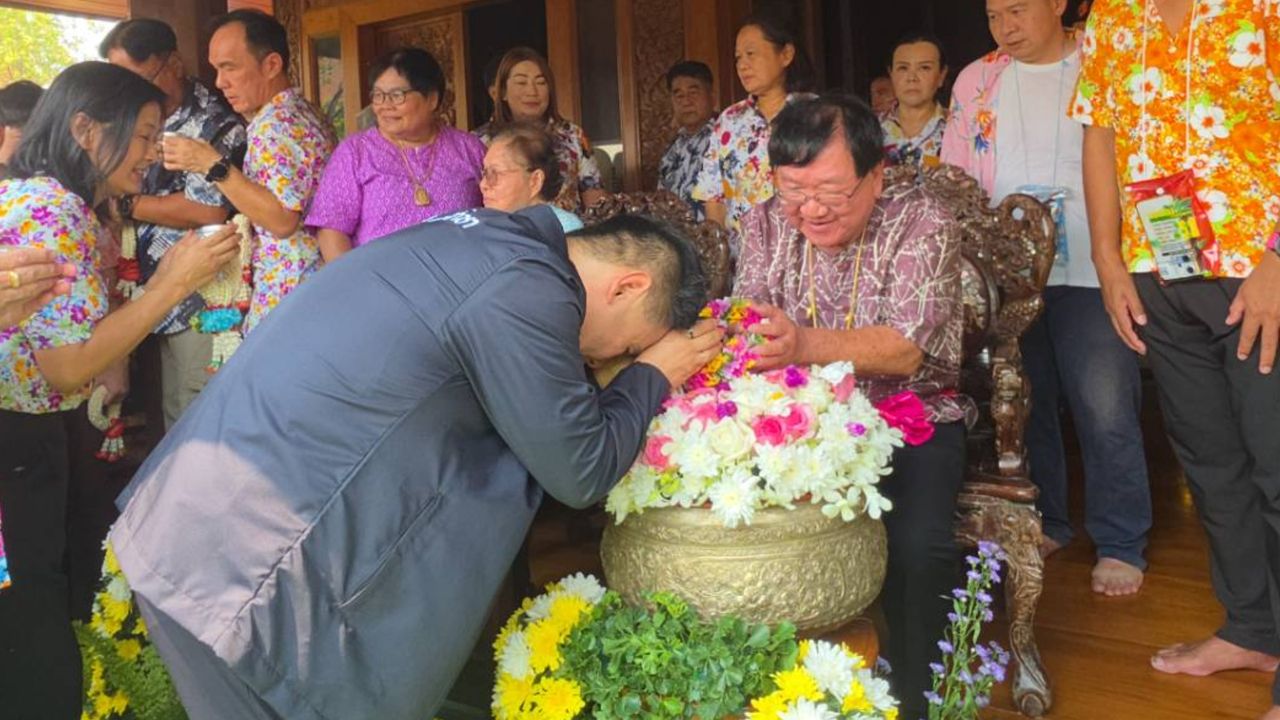 'วราวุธ' รดน้ำขอพรปีใหม่ไทย 'ประภัตร' อวยพรทุกคนแข็งแรง โชคดี ให้รวยไม่ไหวแล้ว