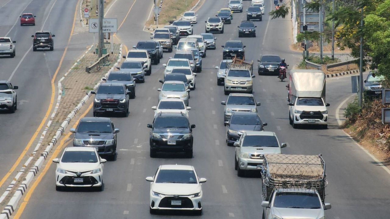 นครสวรรค์รถเริ่มแน่น คนทยอยเดินทางกลับ กทม. เตรียมเปิดช่องทางพิเศษ ระบายการจราจร