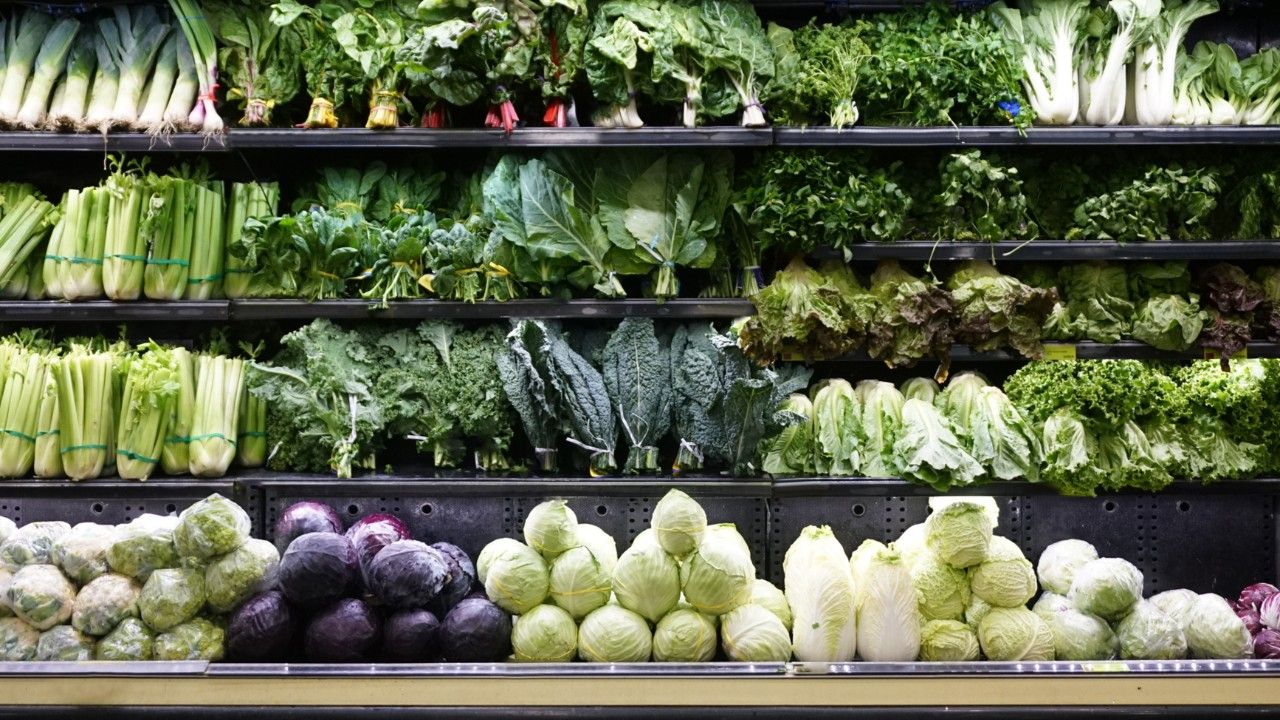 ราคาผักวันนี้ 15 เมษายน 2569 อัปเดตจากตลาดสี่มุมเมือง ต้นหอม-ผักชี ราคาคงที่