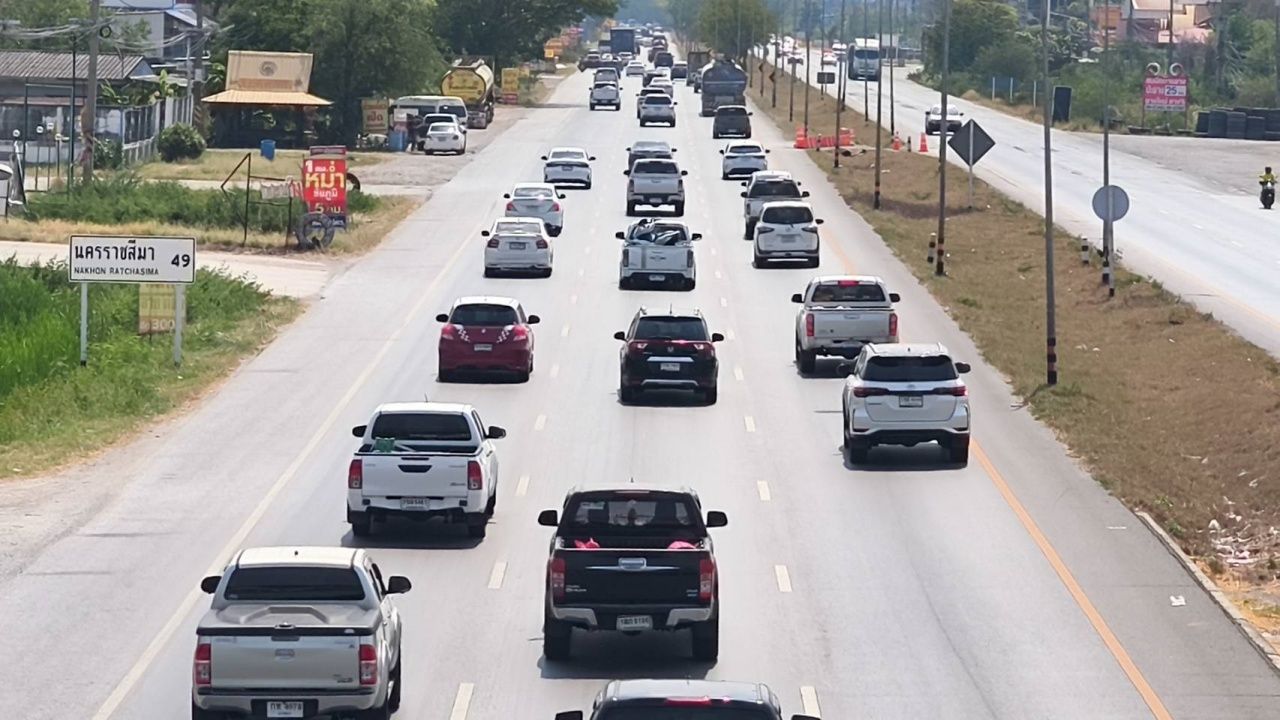 ถนนมิตรภาพ - สาย 304 ช่วงบ่ายรถเพิ่มขึ้น คนทยอยเดินทางกลับ กทม. ต่อเนื่อง