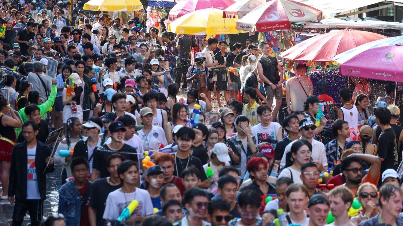 'สงกรานต์ข้าวสาร' สุดคึกคัก นักท่องเที่ยวทะลัก แห่เล่นน้ำวันสุดท้ายจนแน่นถนน