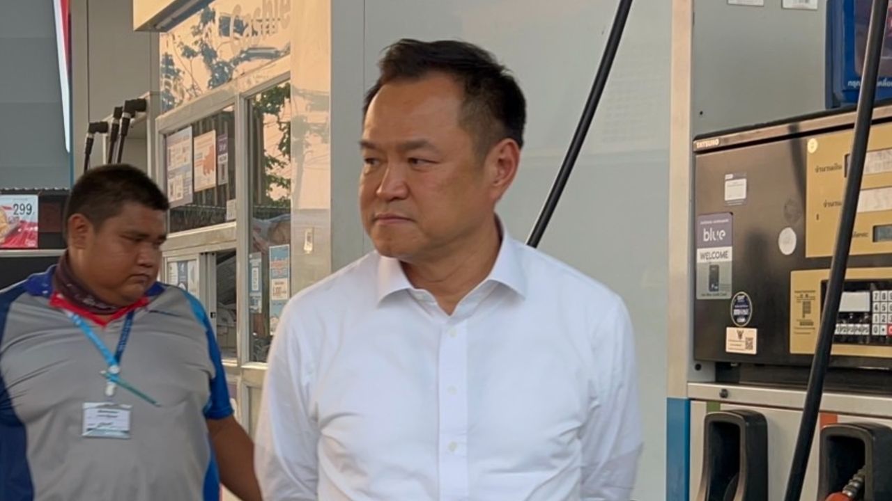 'นายกฯ อนุทิน' สุ่มตรวจปั๊มน้ำมันสุโขทัย ยกหัวจ่ายช่วยเติมน้ำมันให้ประชาชน