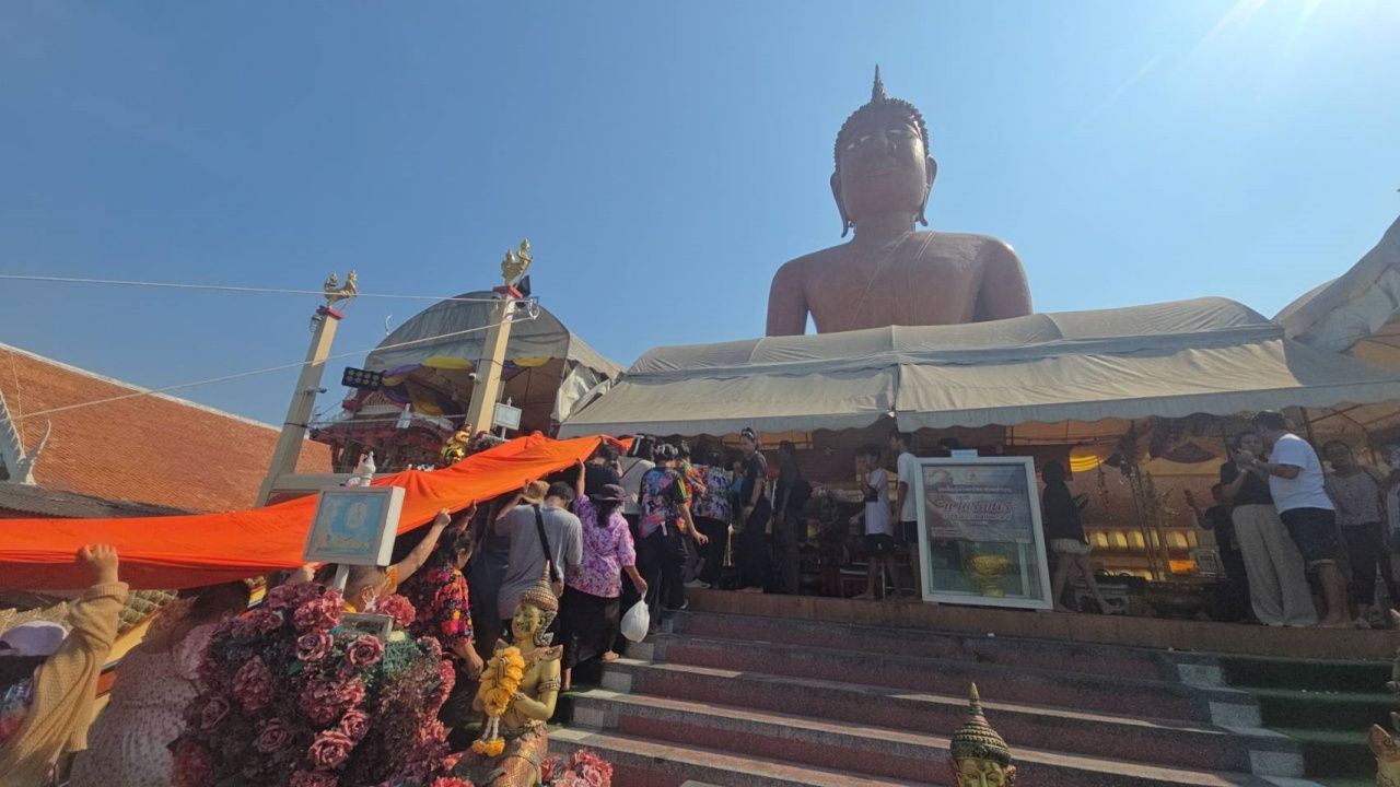 สาธุชนล้นหลาม ร่วมพิธีแห่ผ้าห่ม 'องค์หลวงพ่อสมหวัง' ไม่พลาดเลขเด็ด 16/4/69