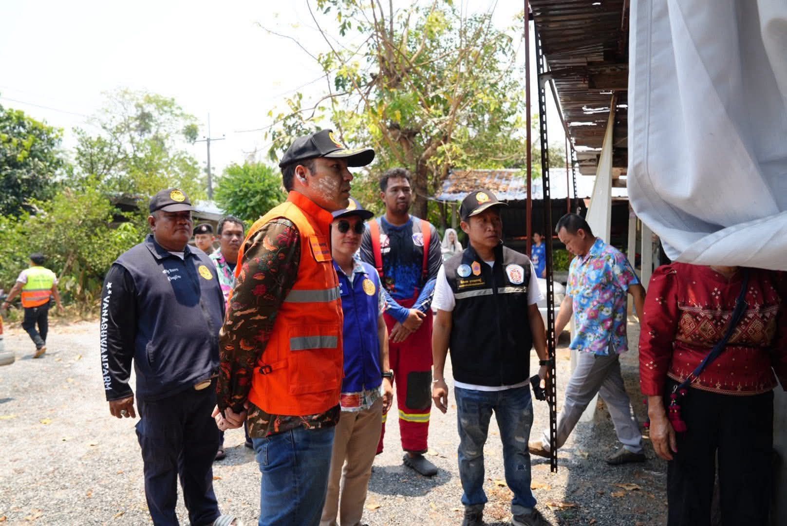 'เจเศรษฐ์' ชมเจ้าหน้าที่ควบคุมเพลิงทันท่วงที หลังเจ้าของบ้านเผาเศษใบไม้ ก่อนไฟไหม้ลุกลาม