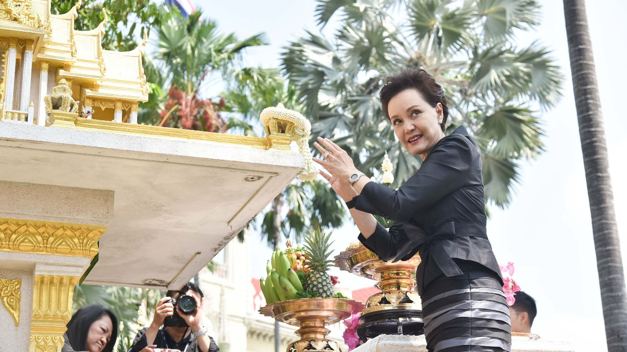 'ศุภจี' ถือฤกษ์ไหว้สิ่งศักดิ์สิทธิ์ทำเนียบฯ ขอพรทำงานสำเร็จ รับกดดัน ขอร่วมมือผ่านวิกฤตด้วยกัน