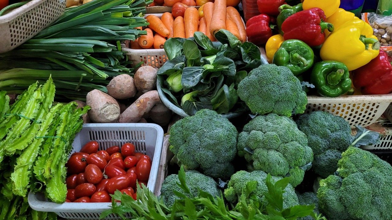 ราคาผักวันนี้ 16 เมษายน 2569 จากตลาดสี่มุมเมือง ผักยอดนิยมเกือบทุกชนิดพากันขึ้นราคา