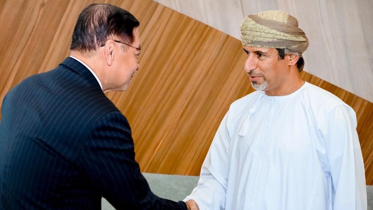 'สีหศักดิ์' เยือน 'โอมาน' ชื่นชมบทบาทวางตัวเป็นกลาง พร้อมเจรจาขอซื้อ 'น้ำมัน' เพิ่ม