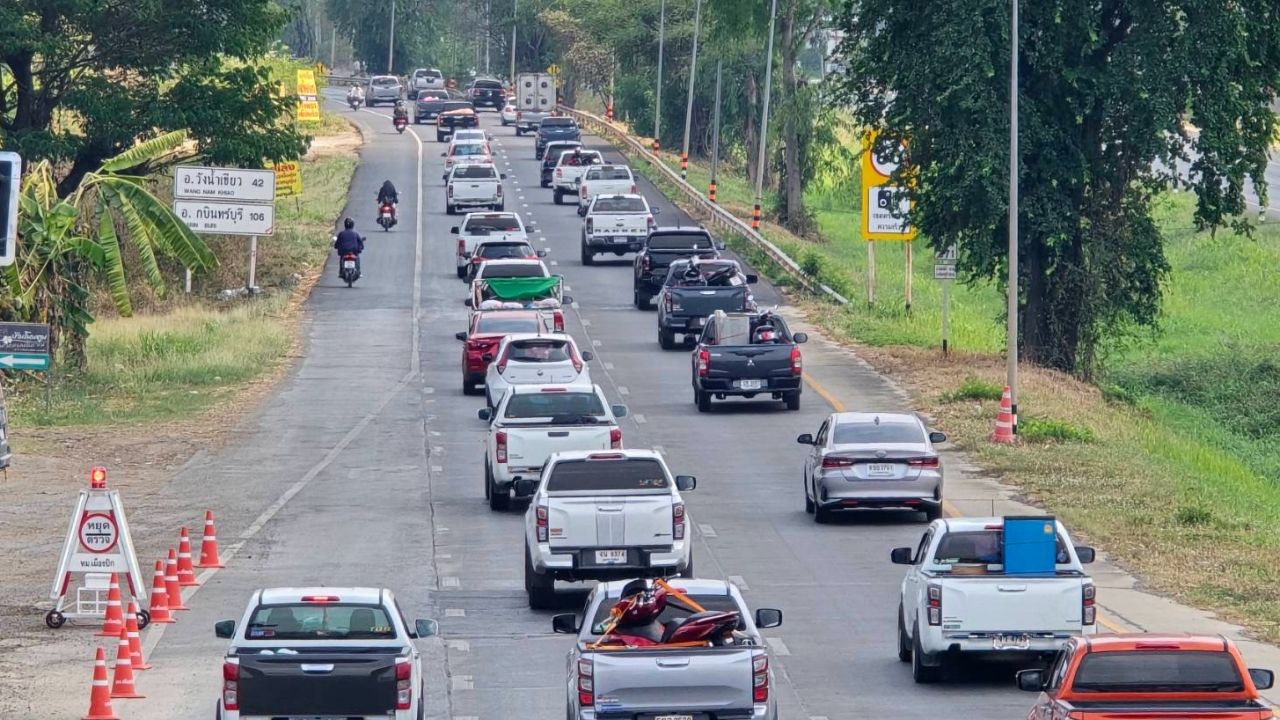 ขากลับสงกรานต์ การจราจรบนถนน 304 โคราช เริ่มหนาแน่น แต่ยังเคลื่อนตัวได้