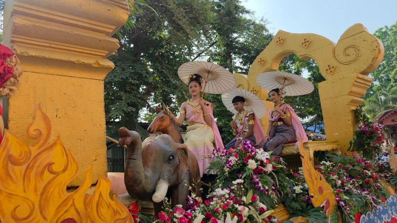 ตระการตา ขบวนแห่วันไหลแม่สอด ทีเด็ดตำส้มตำแจกฟรีตลอดเส้นทาง