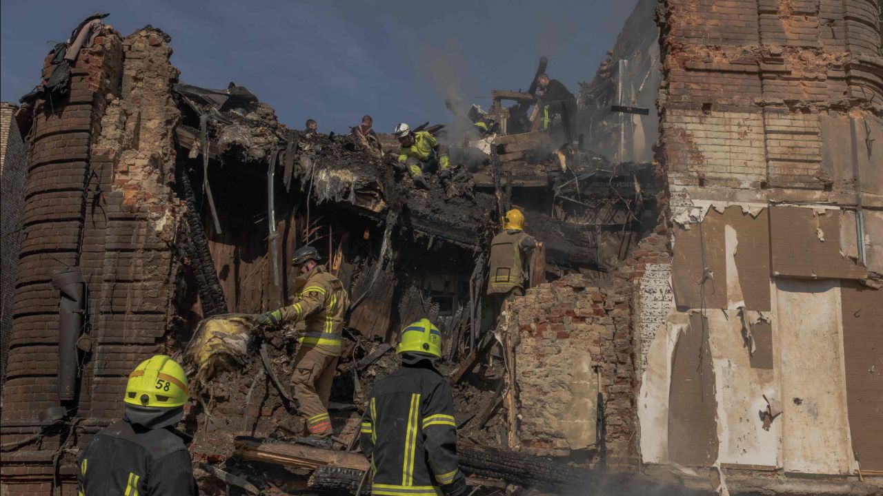 รัสเซียโจมตียูเครนครั้งใหญ่ที่สุดครั้งหนึ่งของปีนี้ โดรนเกือบ 700 ลำ ขีปนาวุธ 44 ลูก ดับ 18 ศพ