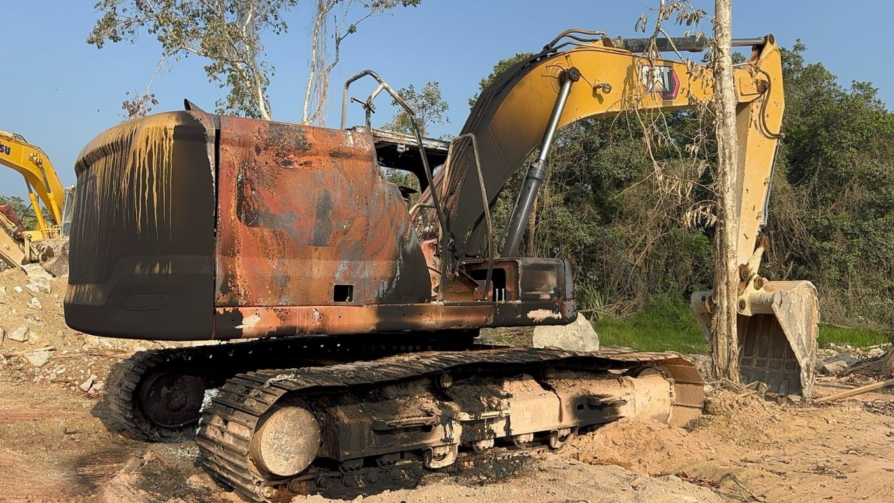 ป่วนกลางดึก เผาแบ็กโฮ-ยางรถยนต์ ที่นราฯ คาดสร้างสถานการณ์ รับ 'อนุทิน' ลงใต้