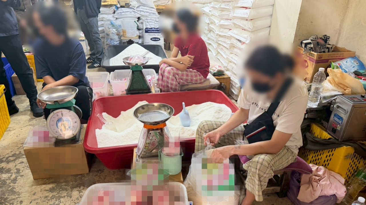 ทลายโรงงาน 'ผงชูรส-ผงปรุงรสปลอม' ผลิตวันละ 1,500 ซอง ส่งขายตามตลาดดัง