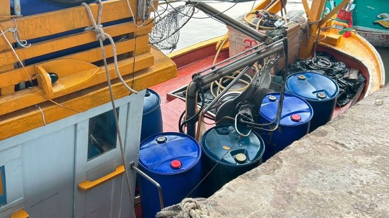 จับเรือประมงต้องสงสัย ลักลอบขนน้ำมันหนีภาษี 3,800 ลิตร มูลค่ากว่า 1 แสนบาท