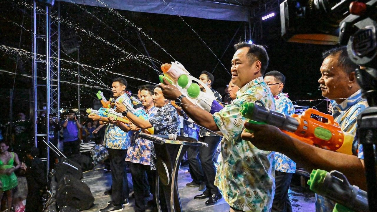 'อนุทิน' เล่นน้ำหาดบางเบิด ทิ้งสคริปต์พูดจากหัวใจ ชาวบ้านตะโกน 'รวยไม่ไหวแล้วโว๊ย'