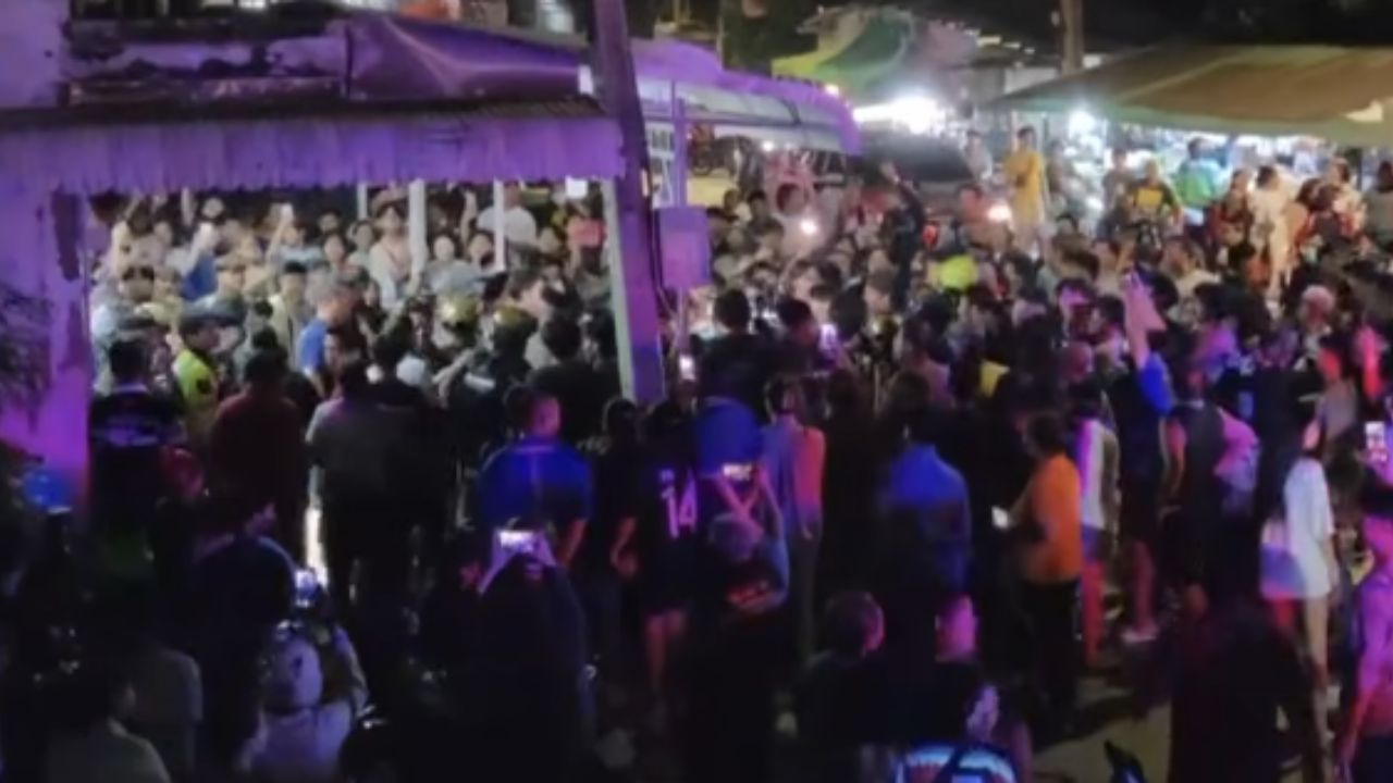 หนุ่มวัย 26 ถูกสากทุบหัวดับคา 'ร้านตัดผม' เพื่อนคาใจ บุกปิดล้อมทวงความยุติธรรม