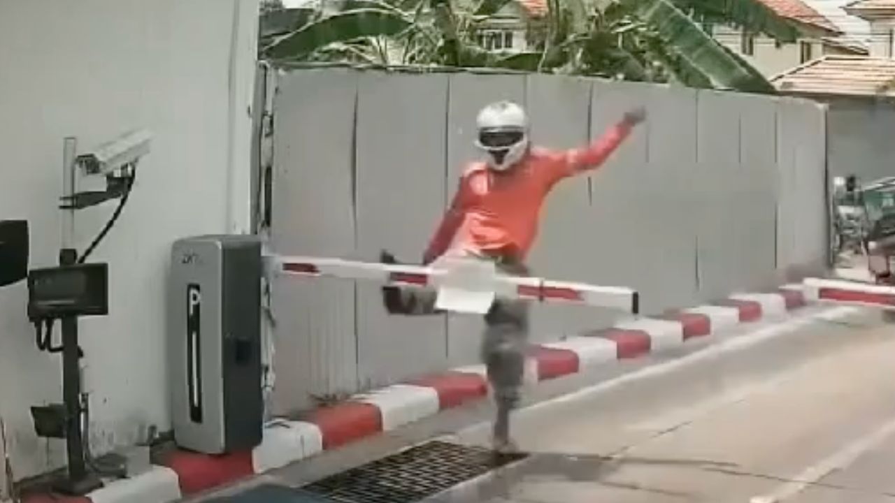 'ทนายเกิดผล' อธิบายเคส 'ไรเดอร์ถีบไม้กั้นประตู' หลังมีปากเสียง รปภ. หมู่บ้าน