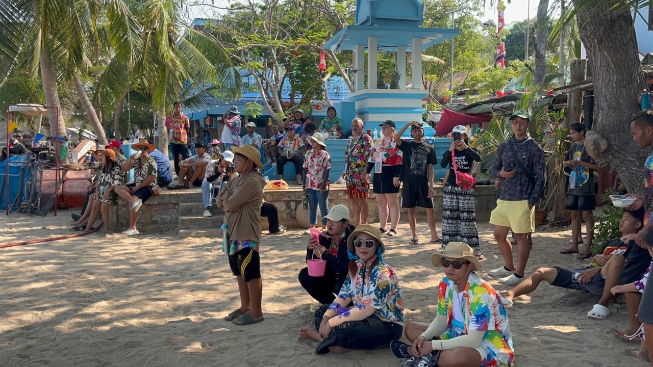 นักท่องเที่ยวแห่ร่วมงาน 'สงกรานต์อุ้มสาวลงน้ำ' สืบสานประเพณีเก่าแก่ของชุมชน