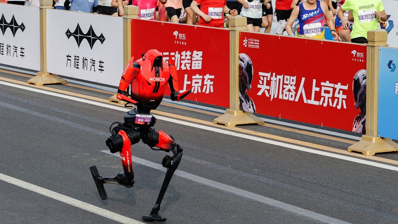 'หุ่นยนต์ฮิวแมนนอยด์' วิ่งแซงมนุษย์ขาดลอย ทุบสถิติโลกฮาล์ฟมาราธอนที่ปักกิ่ง