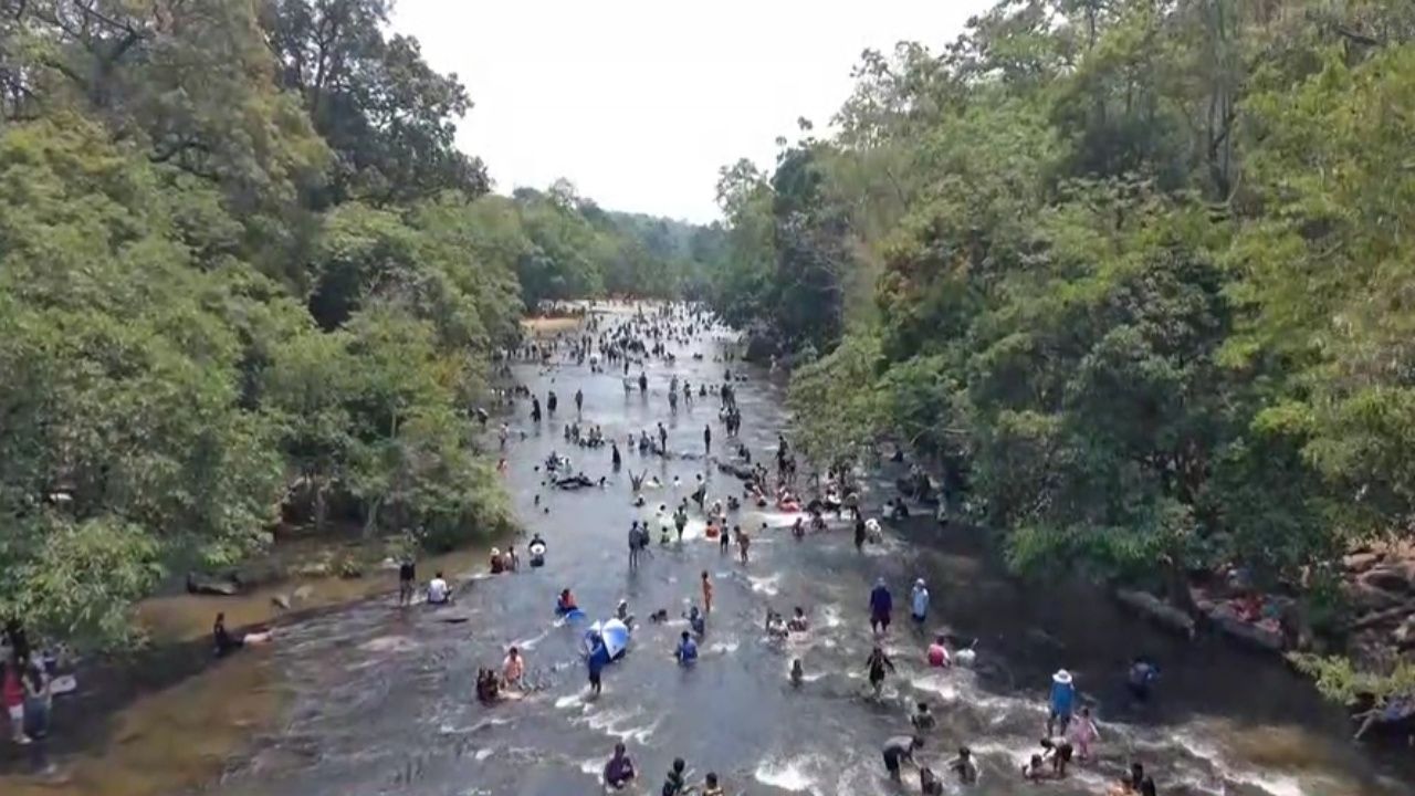 'ตากโตน' คึกคัก นทท. แห่เล่นน้ำตกคลายร้อน ครองแชมป์คนเที่ยวสงกรานต์มากสุด 5 ปีซ้อน