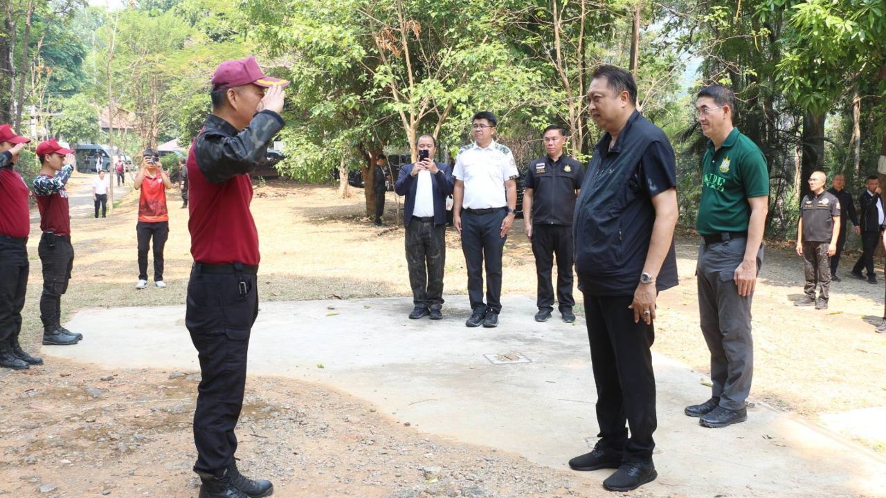 'สุชาติ' ให้กำลังใจเจ้าหน้าที่สถานีควบคุมไฟป่าภูพิงค์ ชมทุ่มเท-เสียสละ