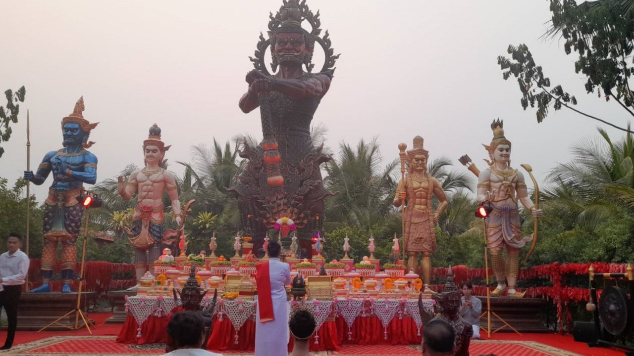 ส่องธูปเลขเด็ด มิสแกรนด์อุดรธานี มาแก้บน 'ท้าวเวสสุวรรณ' หลังคว้ารางวัลเวทีใหญ่