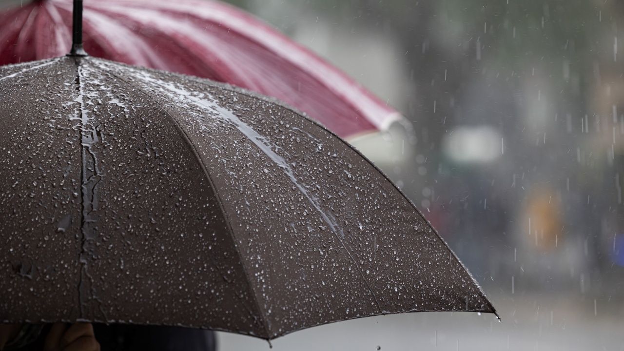 เตือน 44 จังหวัด เตรียมรับมือ 'พายุฤดูร้อน' ฝนตกหนัก ลมแรง เช็กเลยที่ไหนบ้าง