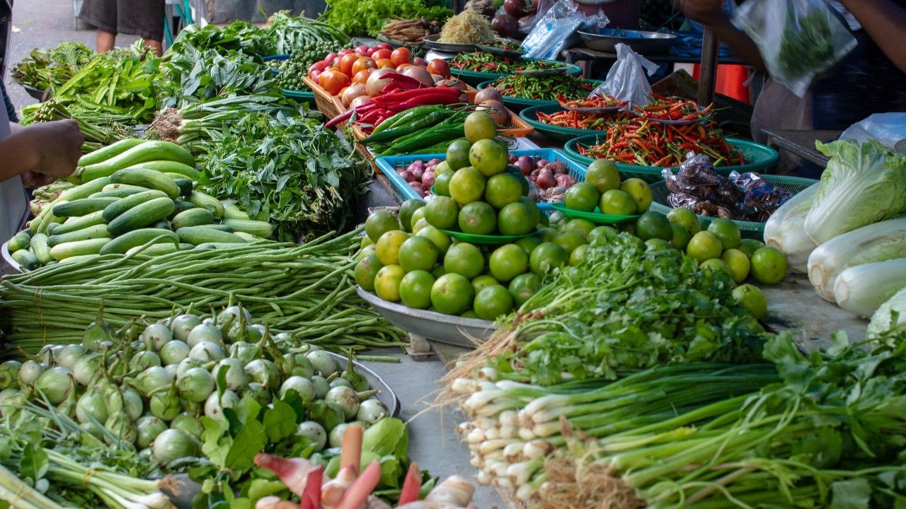 ราคาผักวันนี้ 20 เมษายน 2569 จากตลาดสี่มุมเมือง ผักชี-ต้นหอม-มะนาว ราคาลดลงเล็กน้อย