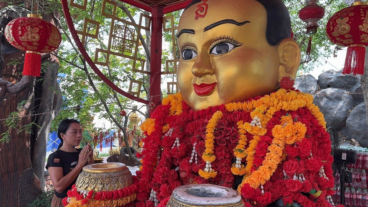 สาวมาแก้บน 'กุมารทองเจ้าสัวเฮง' หลังได้โชค 10 ครั้งติด ไม่ลืมหยิบปิงปองเลขเด็ด