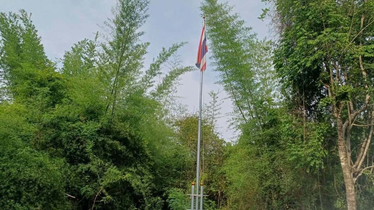 เชิญธงชาติไทยผืนใหม่ขึ้นแล้วที่ชายแดนจันทบุรี ทร. ลั่นหากพบรุกล้ำอธิปไตยตอบโต้ทันที