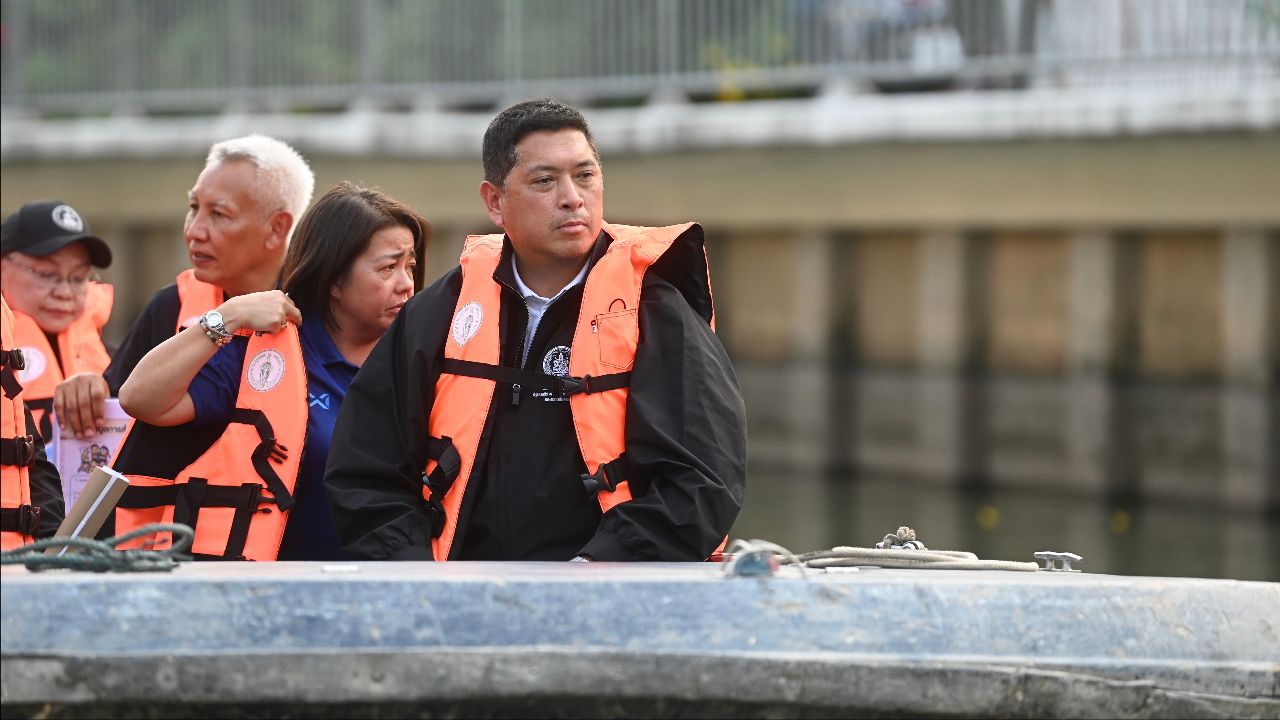 'นิกร' นำทีม พม. ล่องเรือ ติดตามการสร้างบ้านริมคลองเปรมประชากร