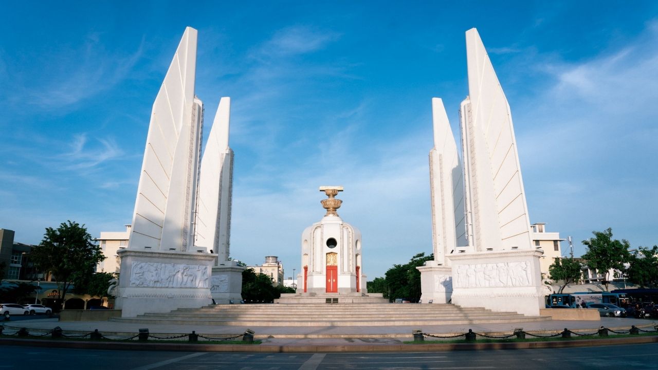 อุทธรณ์ยืนจำคุก 12 เดือน ไม่รอลงอาญา 'สายน้ำ-ออย' พ่นสีอนุสาวรีย์ประชาธิปไตย