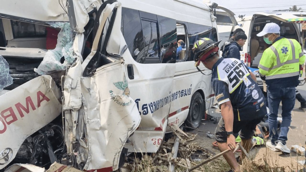 บาดเจ็บ 4 ราย รถพยาบาลเสียหลักชนเสาไฟฟ้า คนขับยอมรับ หลับในพักผ่อนน้อย