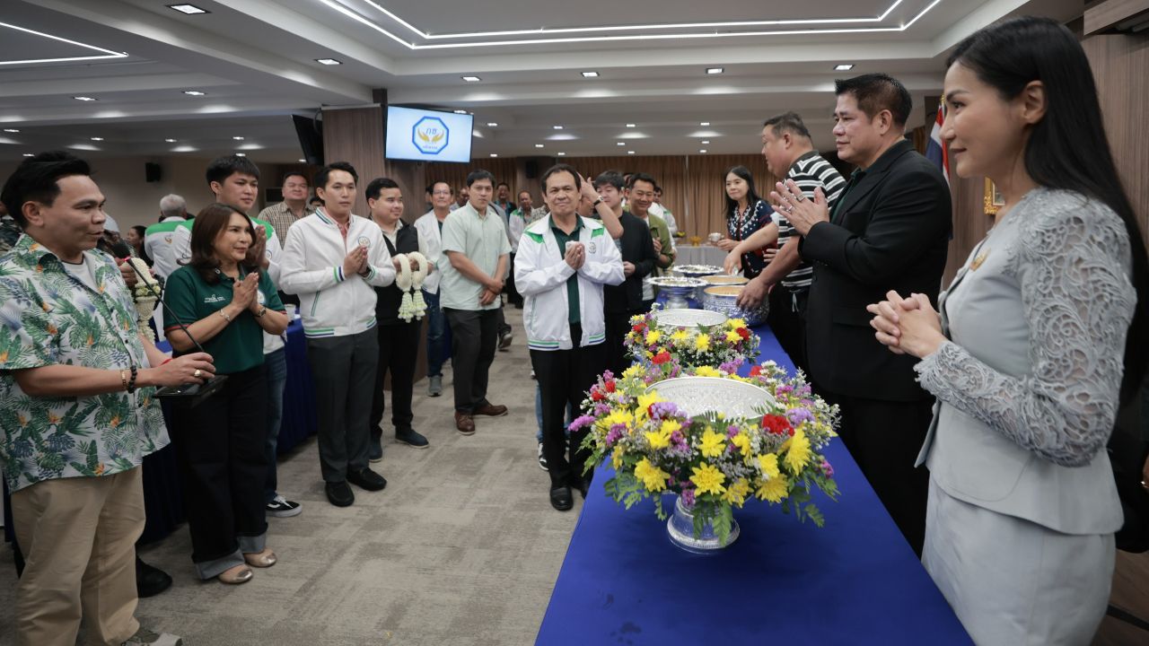 สส.กล้าธรรม รดน้ำขอพร 'ธรรมนัส-นฤมล' ยัน สถานะไหนก็ทำงานเพื่อประชาชนเต็มที่
