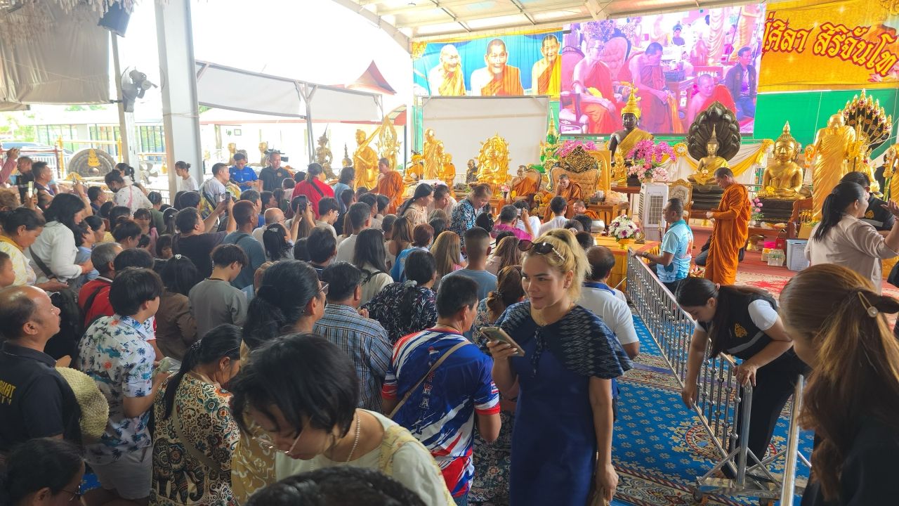 เมินดราม่า ลูกศิษย์แห่กราบ 'หลวงปู่ศิลา' แน่นวัดสวนธรรมปีติ