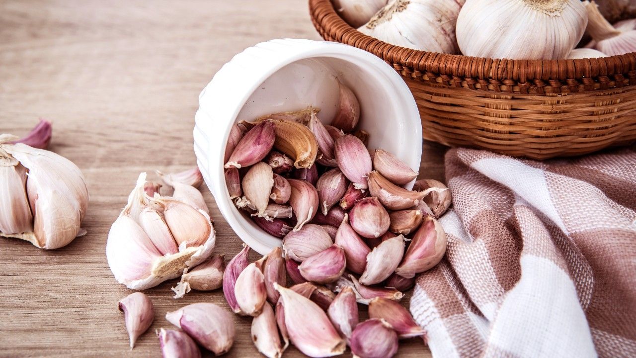 ราคาผักวันนี้ 22 เมษายน 2569 จากตลาดสี่มุมเมือง มะนาวยังแพง กระเทียมไทยใกล้แตะหลักร้อย