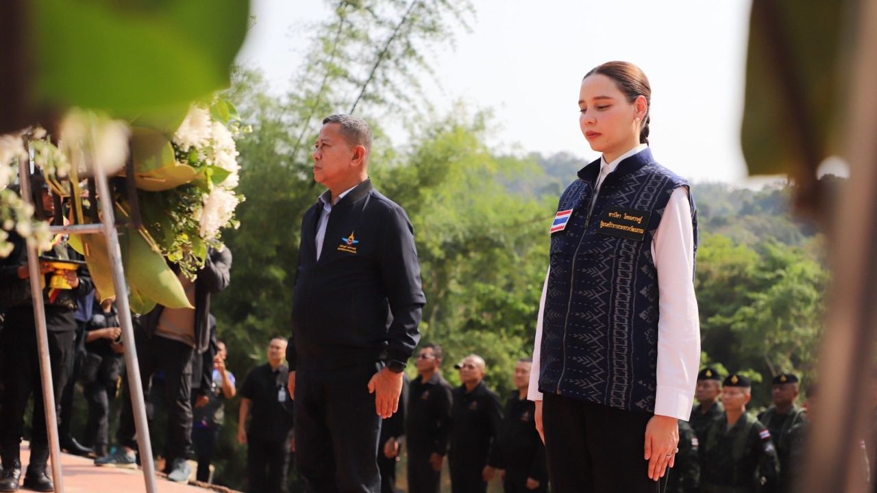 'บิ๊กดุลย์-ซาบีดา' ร่วมพิธีบวงสรวงอนุสาวรีย์วีรบุรุษปราสาทตาควาย รำลึกวีรชนป้องอธิปไตย