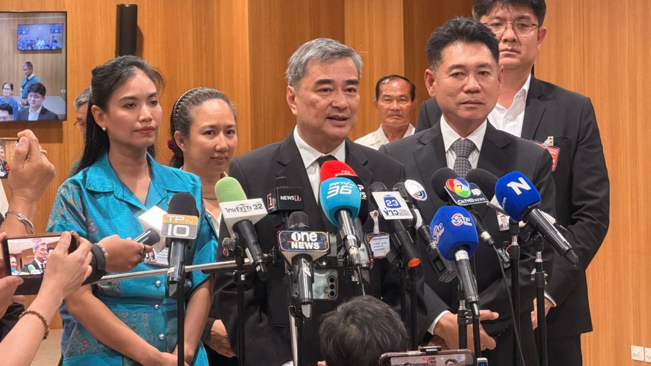 'อภิสิทธิ์' ชี้ ออก พ.ร.ก.กู้เงิน แก้ปัญหาปลายทาง เชื่อลดค่าการกลั่นได้อีก ช่วยแบ่งเบาภาระ ปชช.