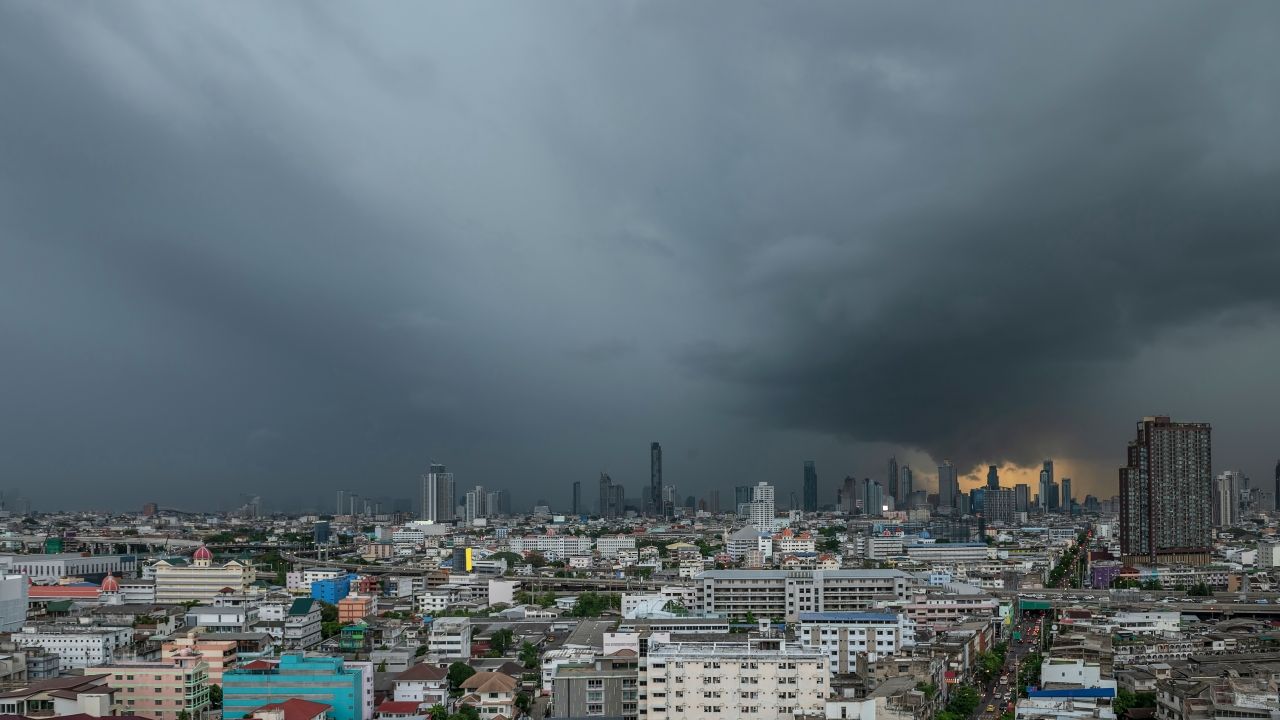กทม. เตือนระวัง 'พายุฤดูร้อน' 23-25 เม.ย. 69 ฝนตกหนัก ลมแรง
