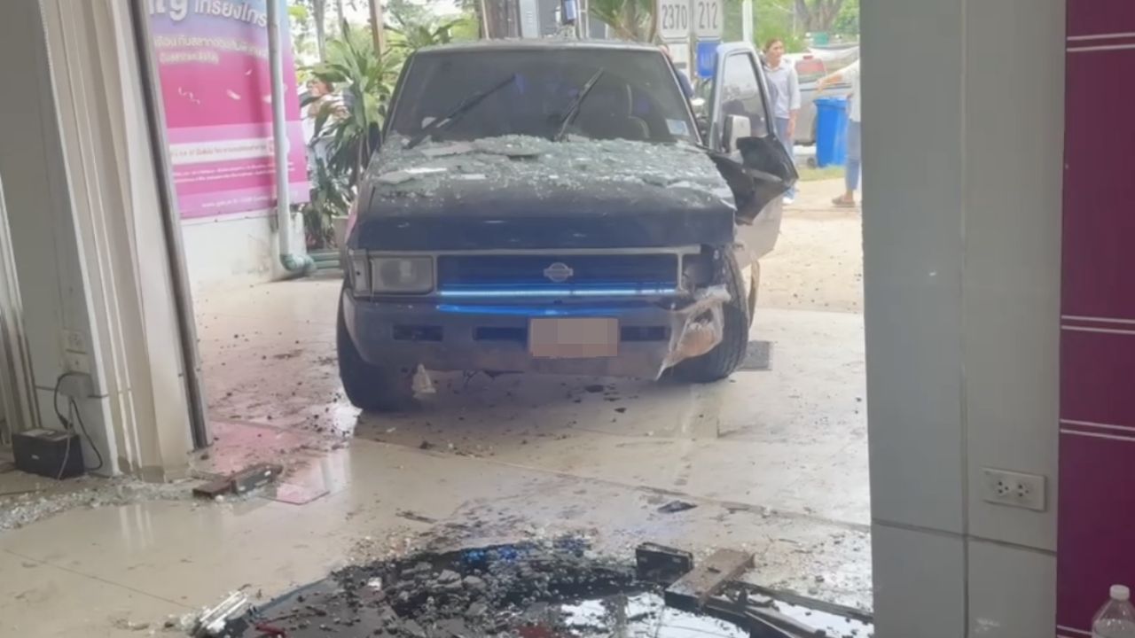 เหตุระทึกที่มุกดาหาร ตาวัย 80 ปี เมาขับกระบะพุ่งชนธนาคาร มีตำรวจเจ็บ 3 สาหัส 1