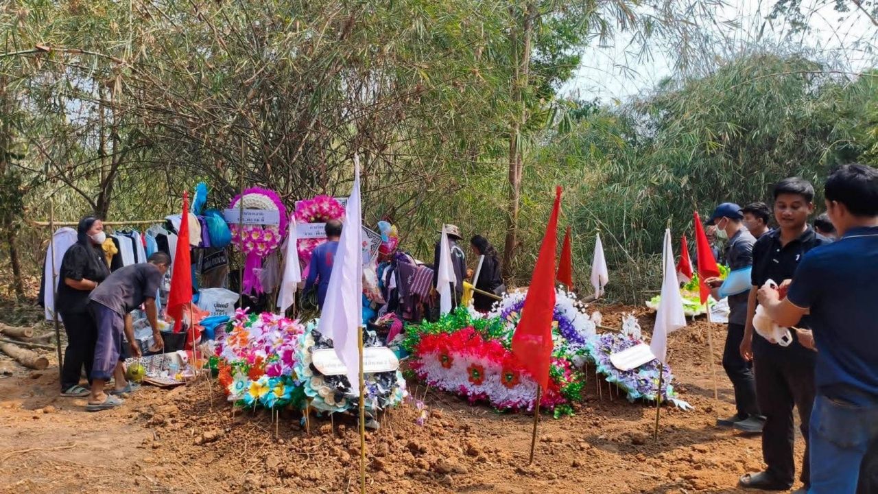 ผู้ว่าฯ จ.น่าน ร่วมฝังร่างผู้เสียชีวิต 'กระบะแหกโค้ง 9 ศพ' มอบเงินเยียวยา 4.18 ล้าน