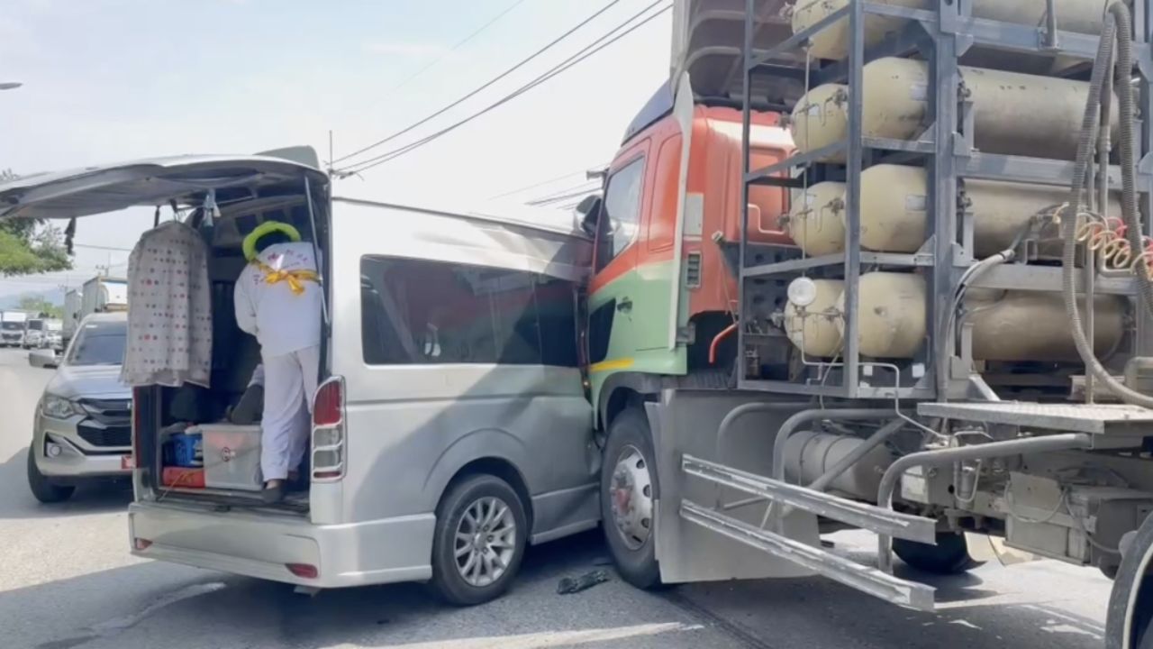 เจ็บ 16 ราย รถตู้แสวงบุญ กลับจากล้างป่าช้า ชนกับรถพ่วง 18 ล้อ กลางแยกไฟแดง จ.ชลบุรี