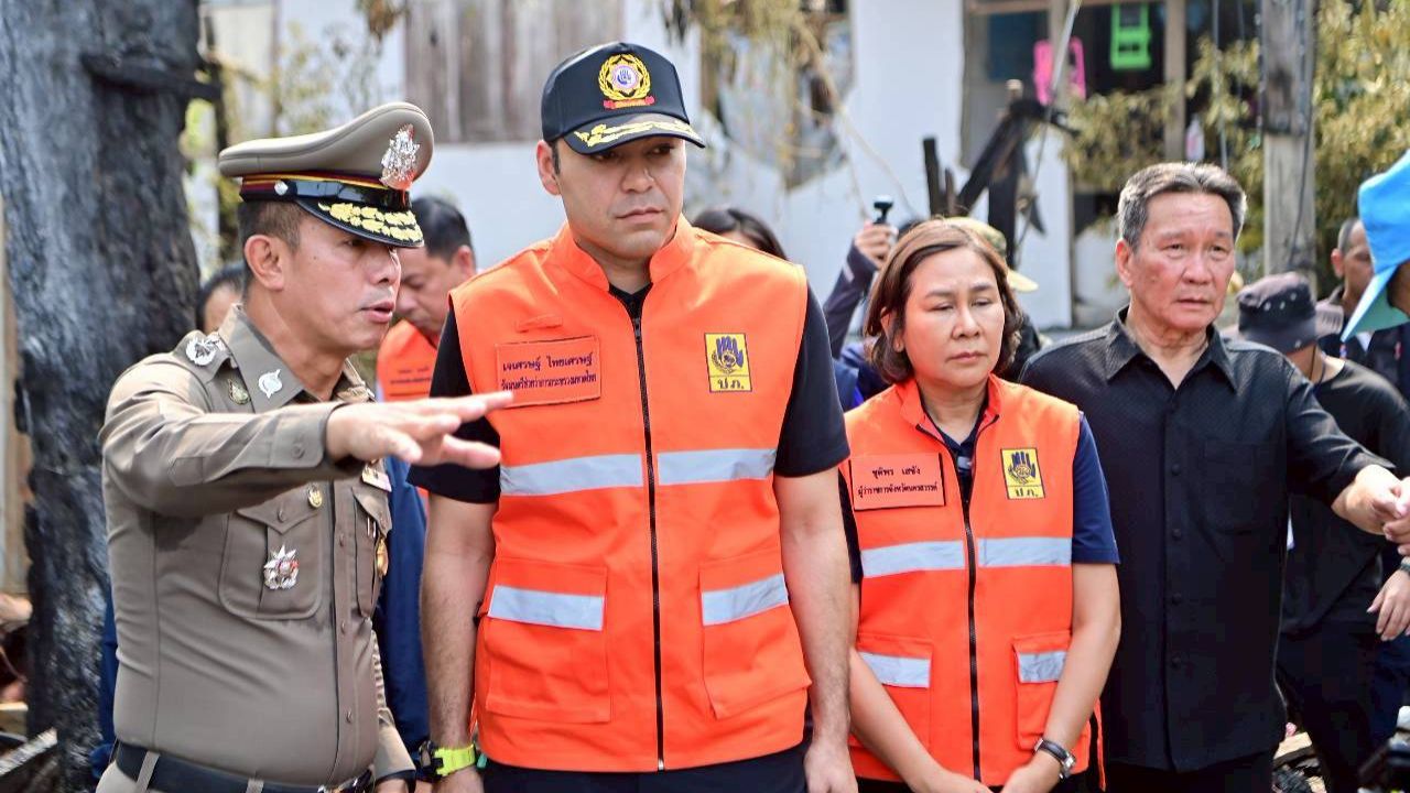 'เจเศรษฐ์' ลงพื้นที่ซอยลิเกปากน้ำโพ ปลอบขวัญผู้ประสบภัยเพลิงไหม้ 38 ครัวเรือน