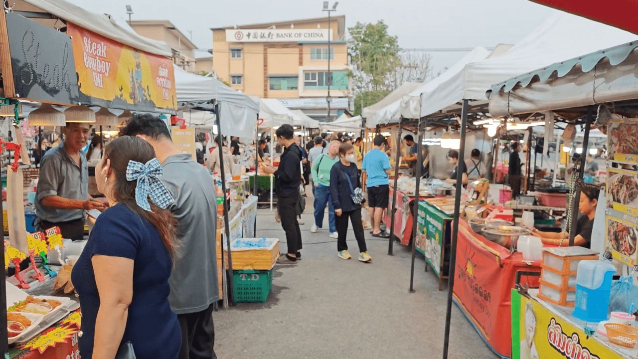 ตลาดนัดคึกคัก รับข่าวดี 'คนละครึ่งพลัส' แม่ค้าบอกรอโครงการนี้มานานแล้ว