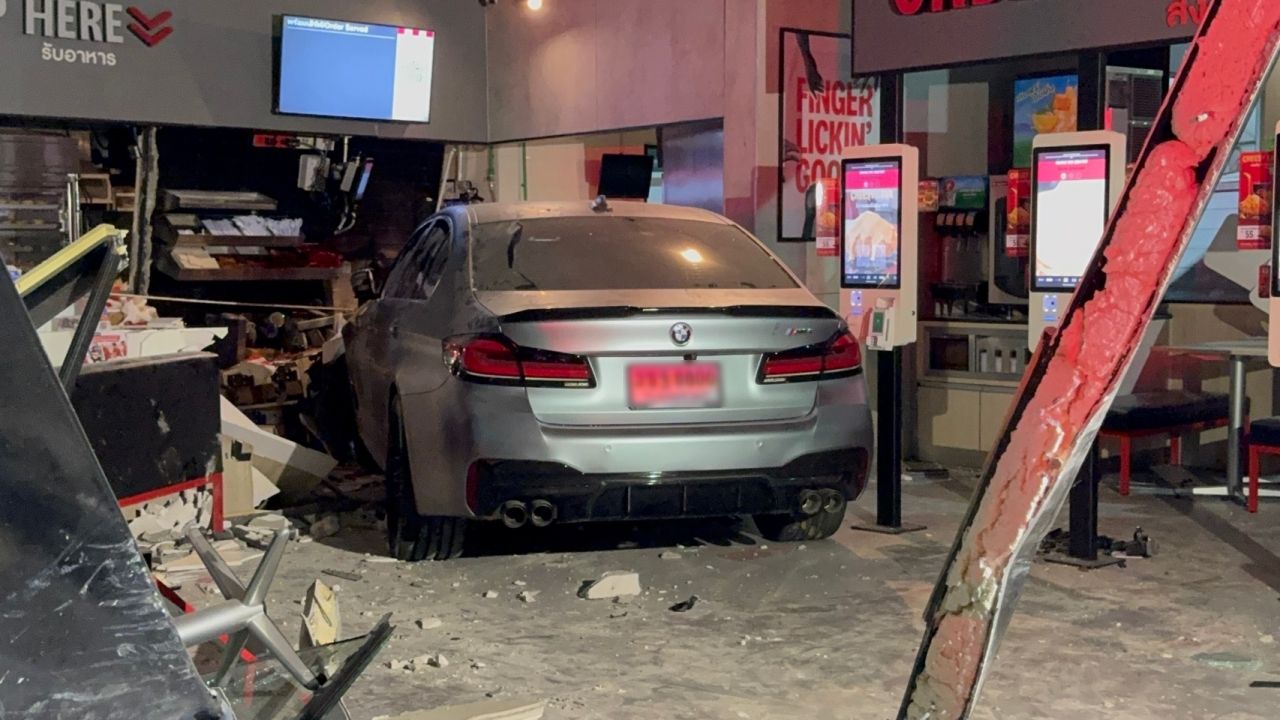 รถเก๋งบีเอ็มฯ พุ่งชนร้านไก่ทอดชื่อดังในปั๊มน้ำมัน ซอยสุขุมวิท 62 เจ็บ 6 ราย
