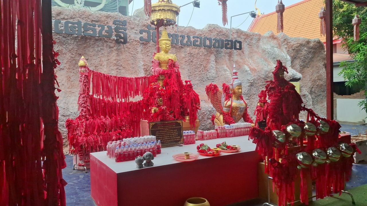 ชาวบ้านแห่ส่อง 'เลขเด็ดงวดนี้' จากธูปมงคล 'ท้าวเวสสุวรรณ' ไปเสี่ยงโชค 2/5/69