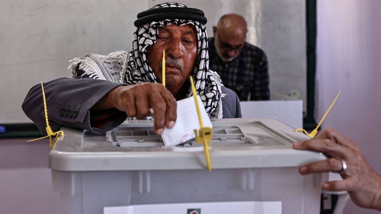 ชาวปาเลสไตน์ในเวสต์แบงก์และกาซาออกไปใช้สิทธิเลือกตั้งท้องถิ่น ครั้งแรกในรอบ 20 ปี