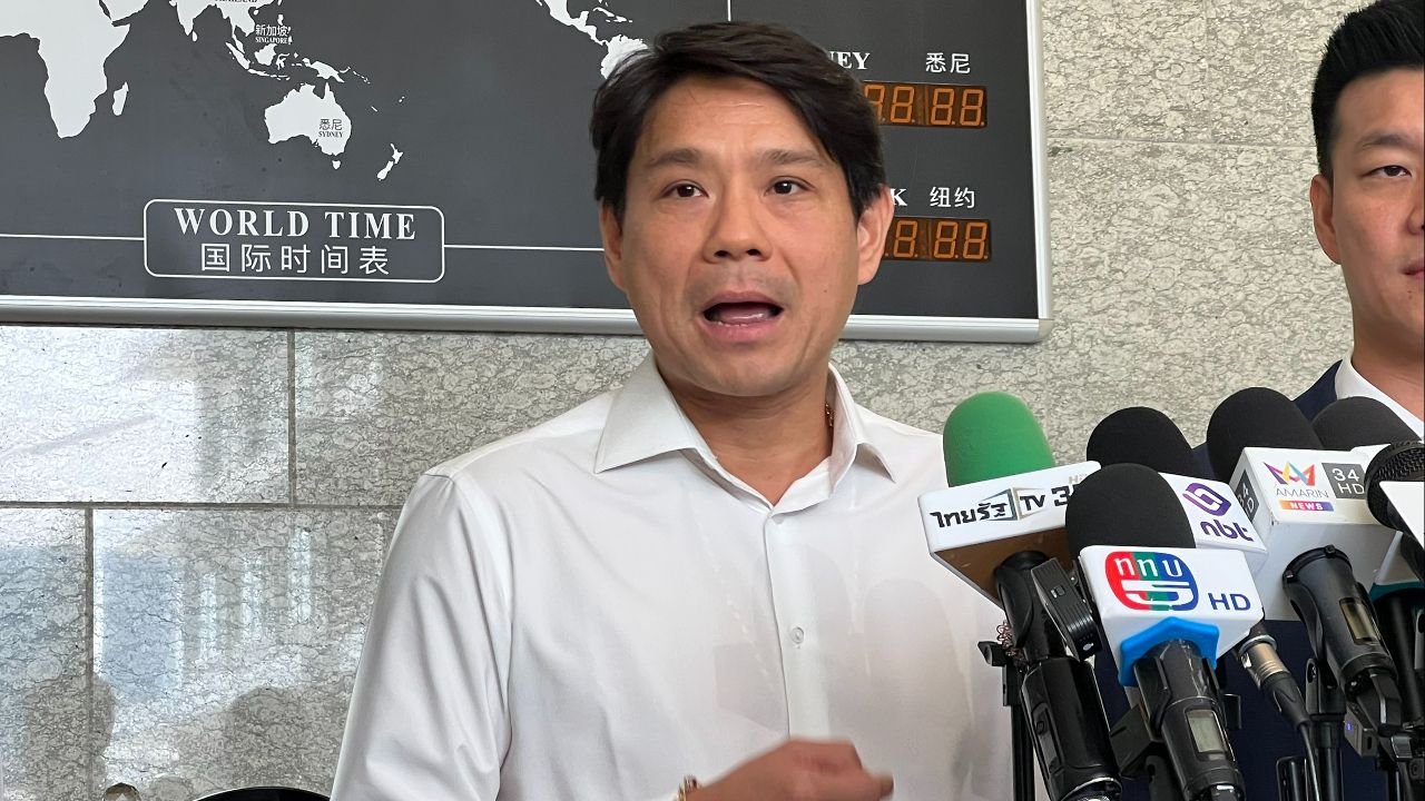 'ด้อมส้ม' หอบยันต์ชนะมาร รุ่นประชาชน - ส้มใส่กล่องมอบ 'เท้ง - จ้อน' เจ้าตัวขำ