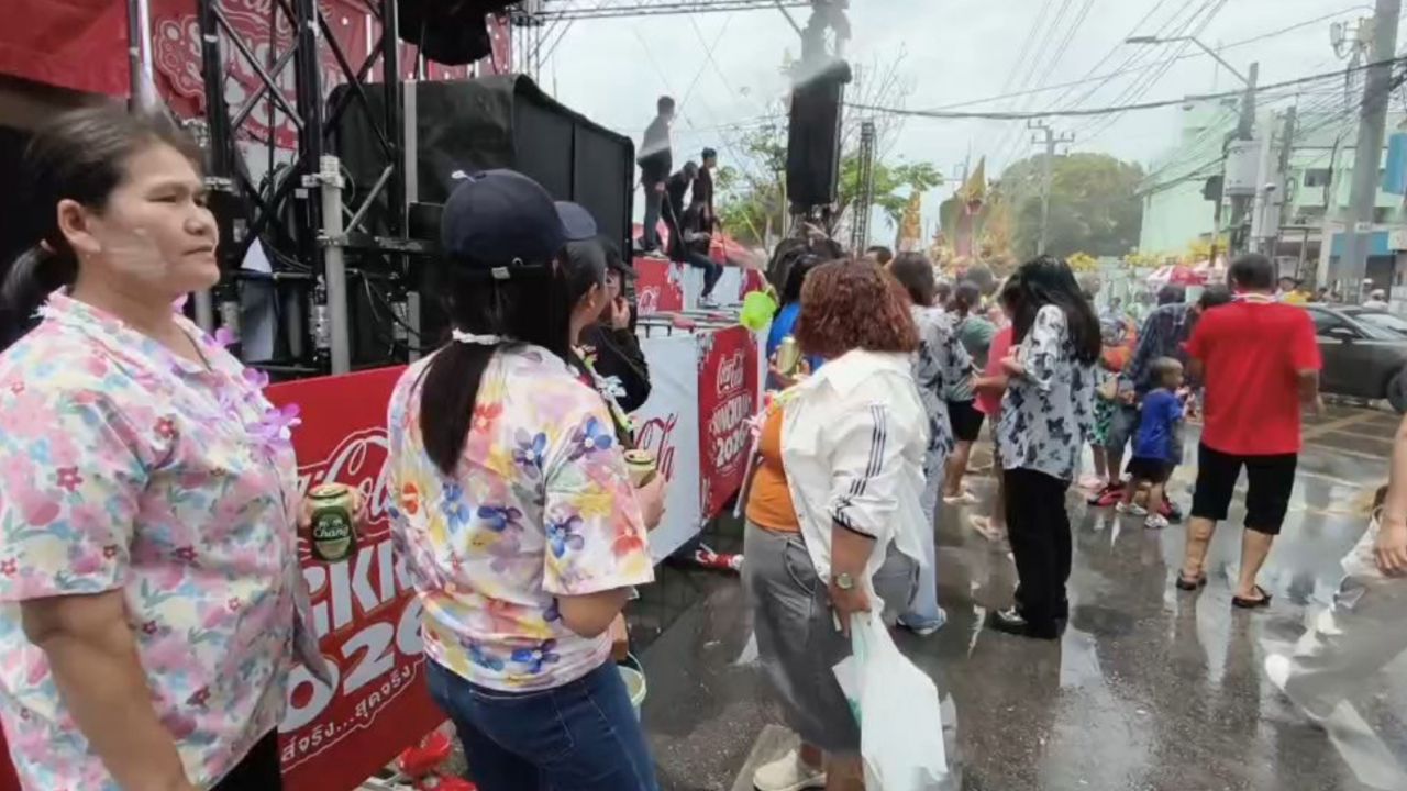 เริ่มแล้ว 'สงกรานต์พระประแดง 2569' คนทยอยเล่นน้ำ ตำรวจคุมเข้มความปลอดภัย